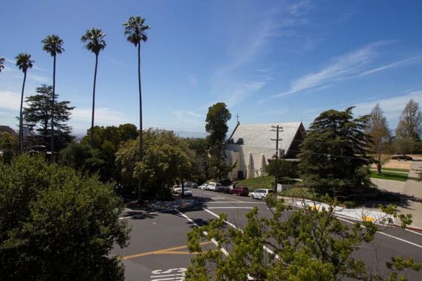 Отель Easton Hall