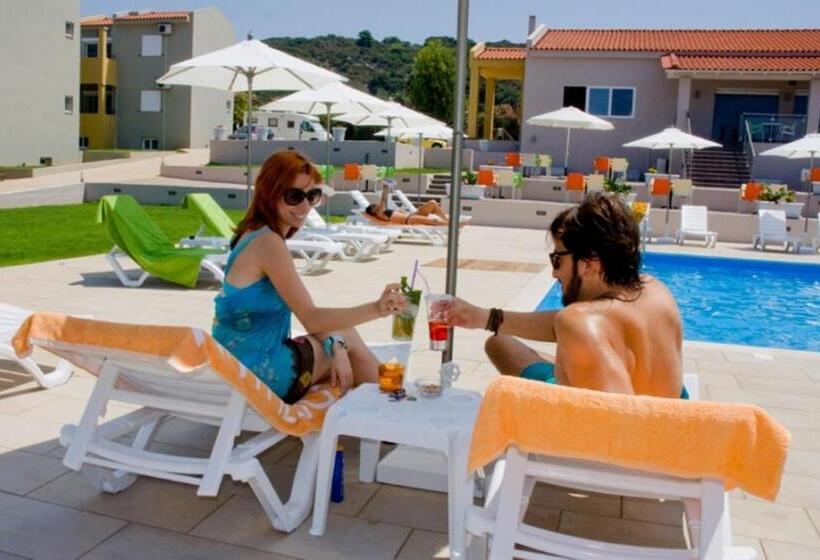 ホテル Fournia Village