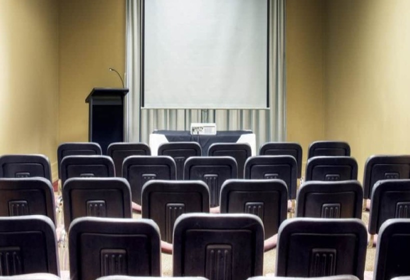 هتل Golden Tulip Headington