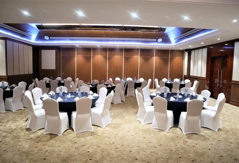 هتل Golden Tulip Headington