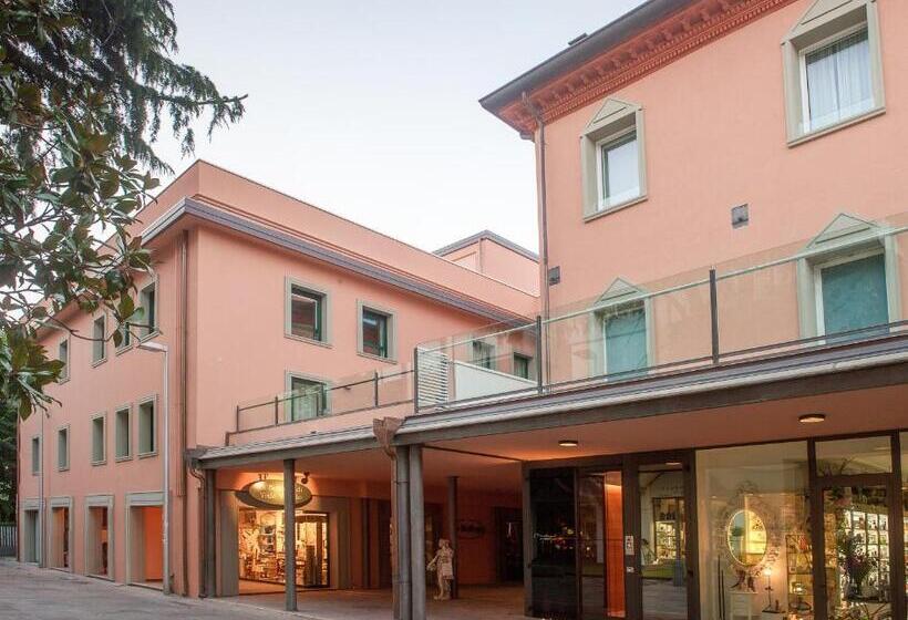 酒店 Metropol Ceccarini Suite Luxury Apartments