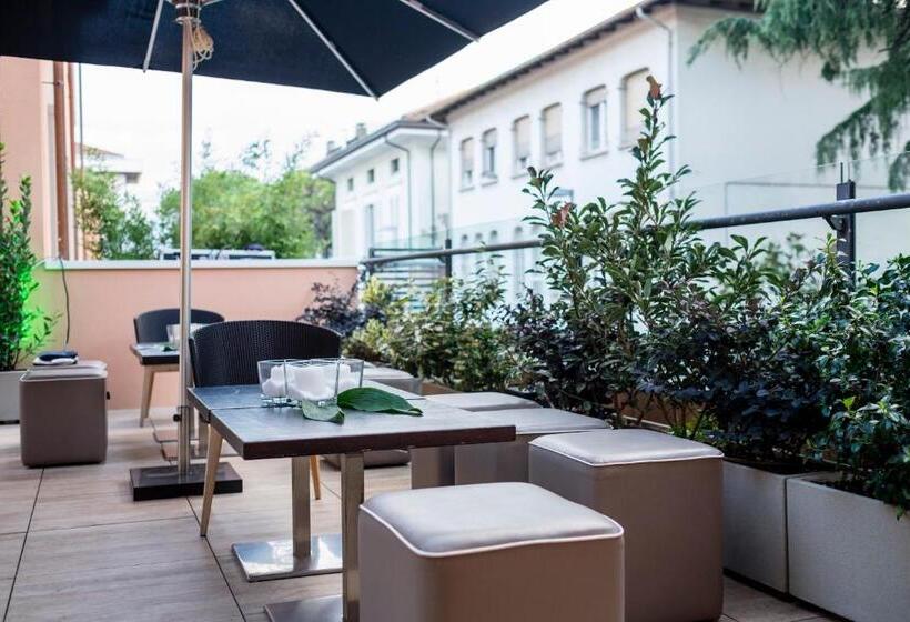 酒店 Metropol Ceccarini Suite Luxury Apartments