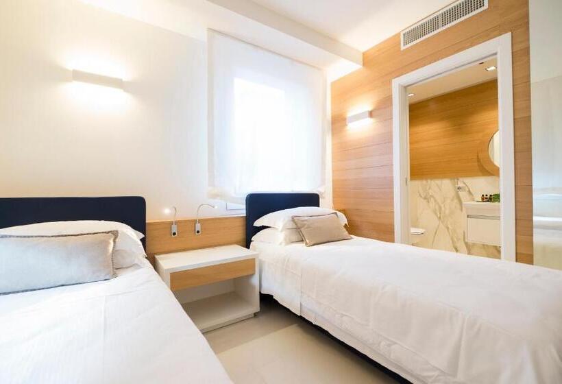 Отель Metropol Ceccarini Suite Luxury Apartments
