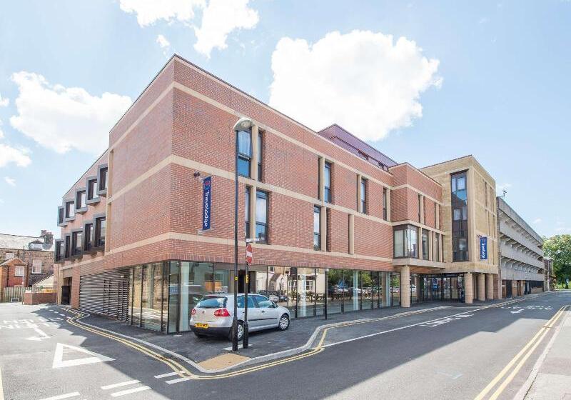 Отель Travelodge Harrogate West Park