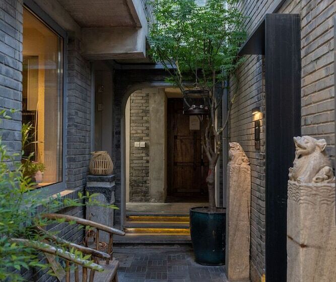 Beijing Le Zai Nan Luo Gu Xiang Wang Fu Jing Forbidden City Courtyard