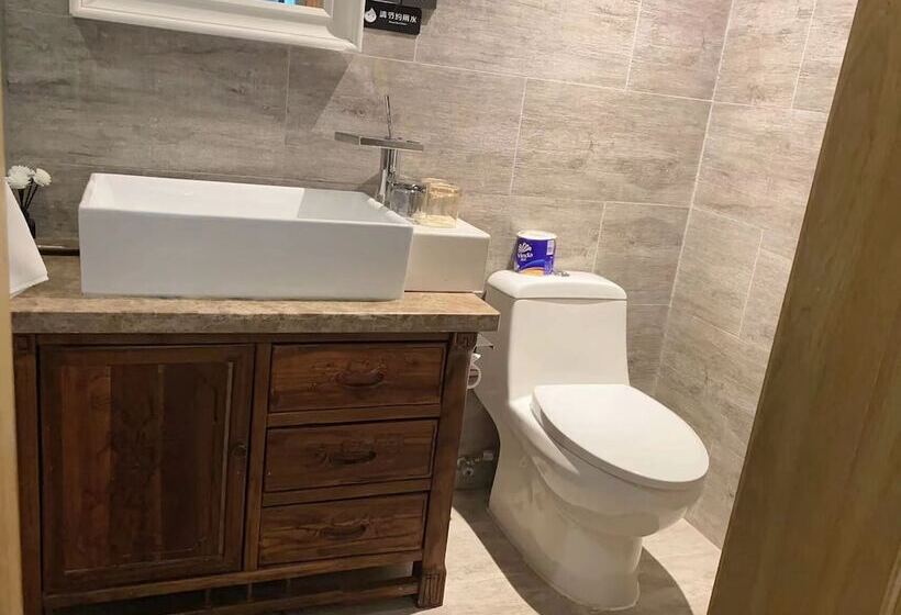 Beijing Le Zai Nan Luo Gu Xiang Wang Fu Jing Forbidden City Courtyard