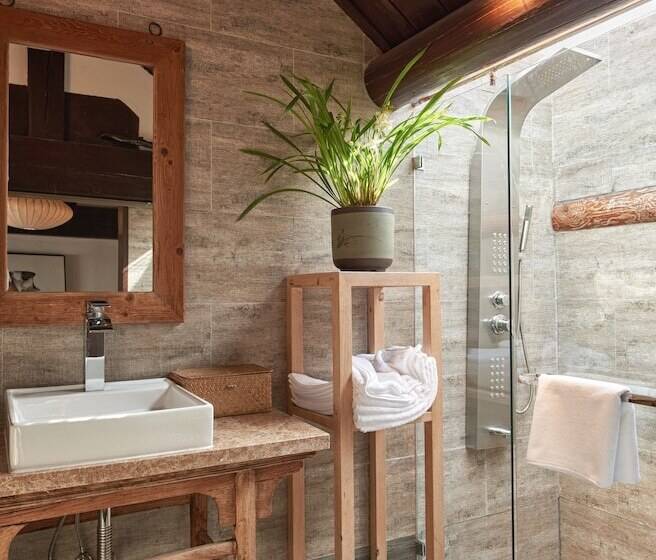 Beijing Le Zai Nan Luo Gu Xiang Wang Fu Jing Forbidden City Courtyard