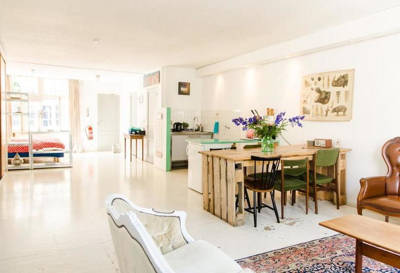 تختخواب و صبحانه The One Roomed Guesthouse