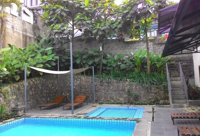 Отель Augusta Lembang