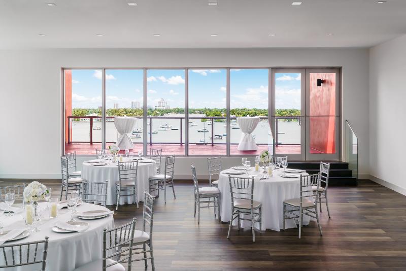 Отель Costa Hollywood Beach Resort  An Allsuite