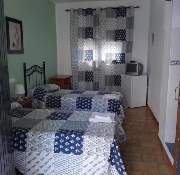 Отель Hostal Villa Mercedes