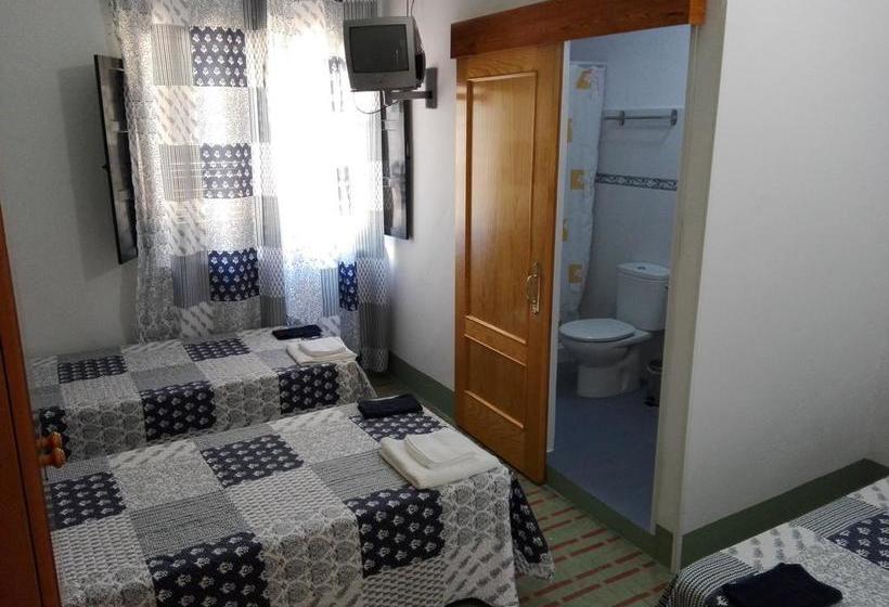 Отель Hostal Villa Mercedes