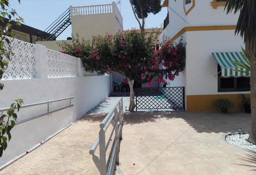 Отель Hostal Villa Mercedes