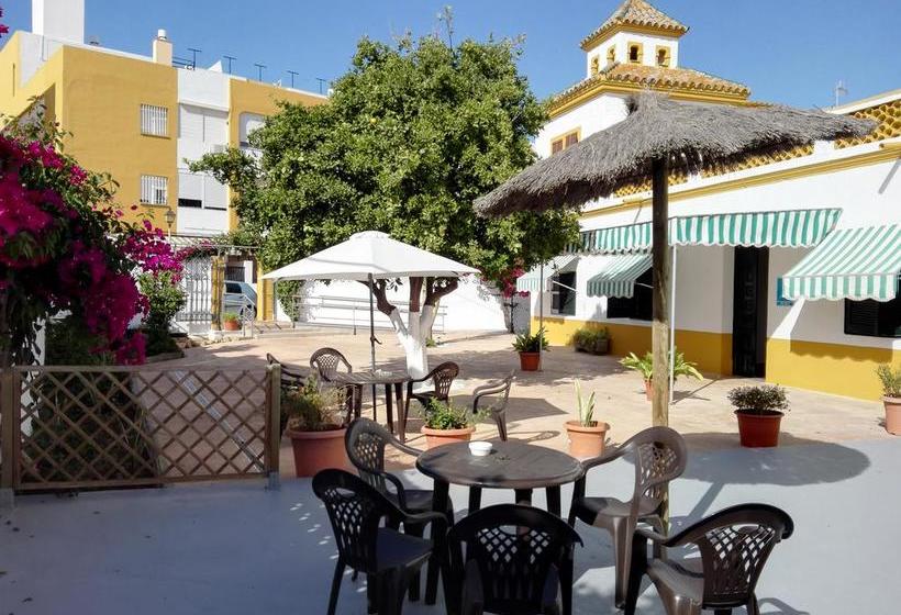 Отель Hostal Villa Mercedes