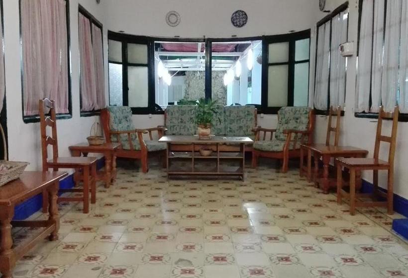 Отель Hostal Villa Mercedes