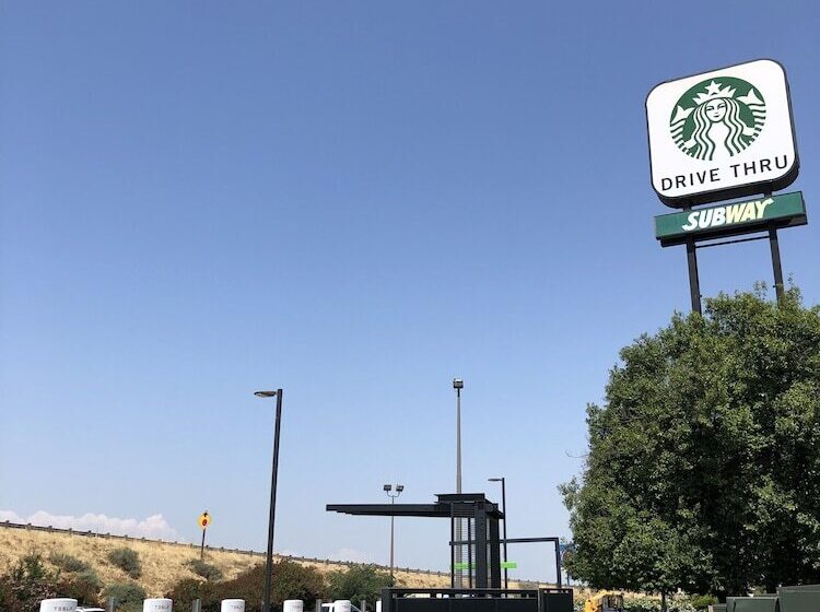 בית מלון כפרי National 9 Inn