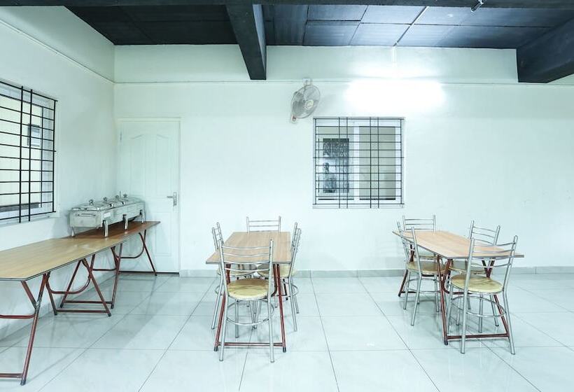 Отель Treebo Trip Cmks Habitat Center