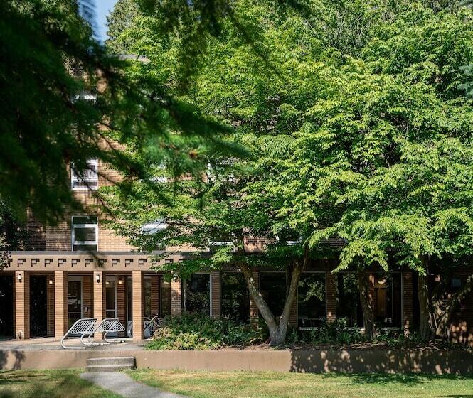 Pacific Spirit Hostel