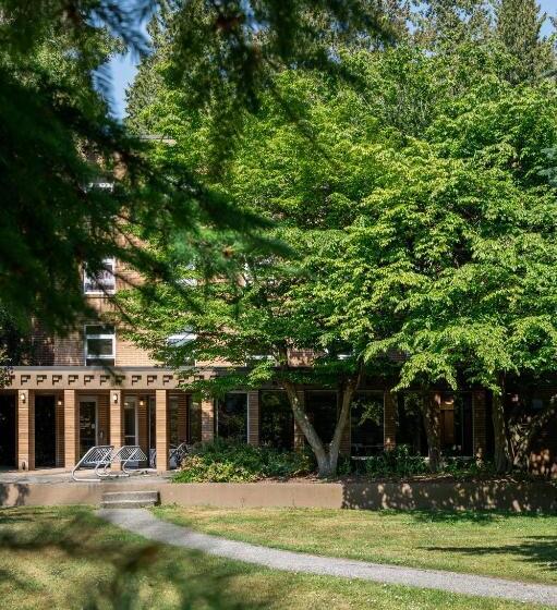 Pacific Spirit Hostel