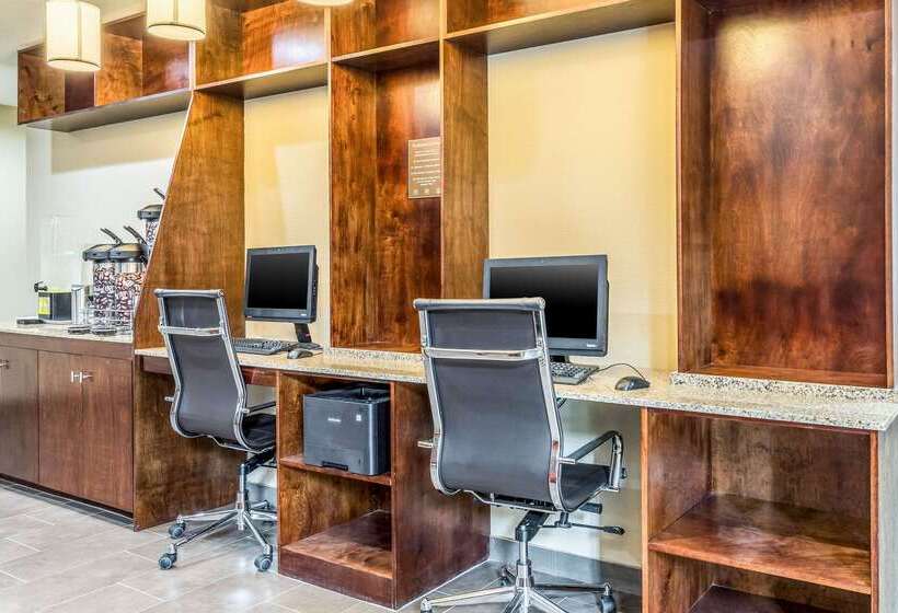 בית מלון כפרי Comfort Suites