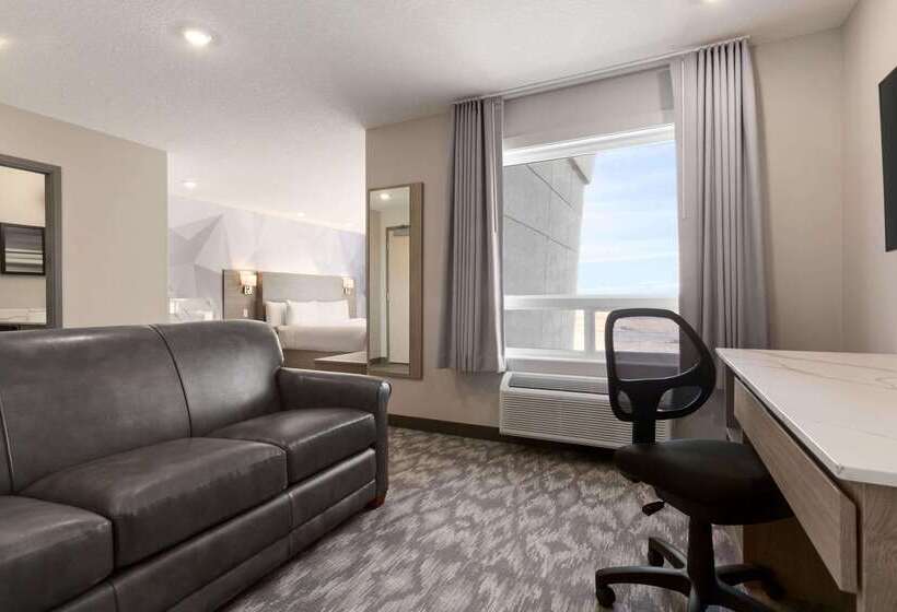 فندق Days Inn By Wyndham Calgary North Balzac
