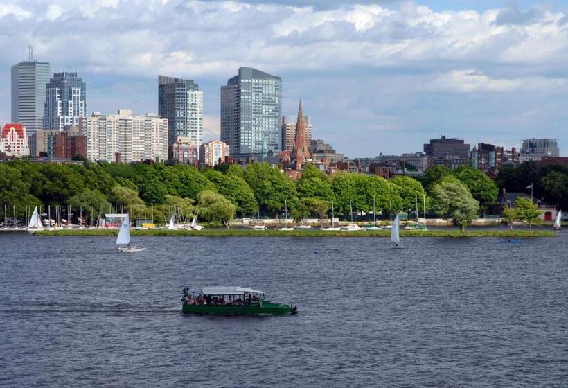 בית מלון כפרי Holiday Inn Boston Logan Airport   Chelsea, An Ihg