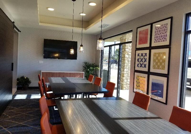 Отель Holiday Inn Express & Suites Colorado Springs Afa Northgate, An Ihg