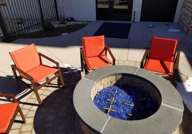 Отель Holiday Inn Express & Suites Colorado Springs Afa Northgate, An Ihg