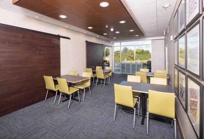 Отель Holiday Inn Express & Suites Kalamazoo West, An Ihg