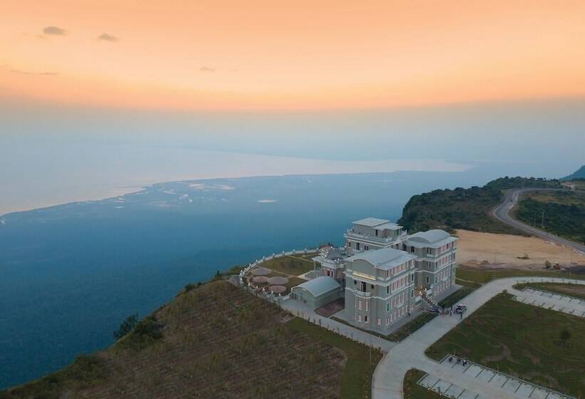 Отель Le Bokor Palace