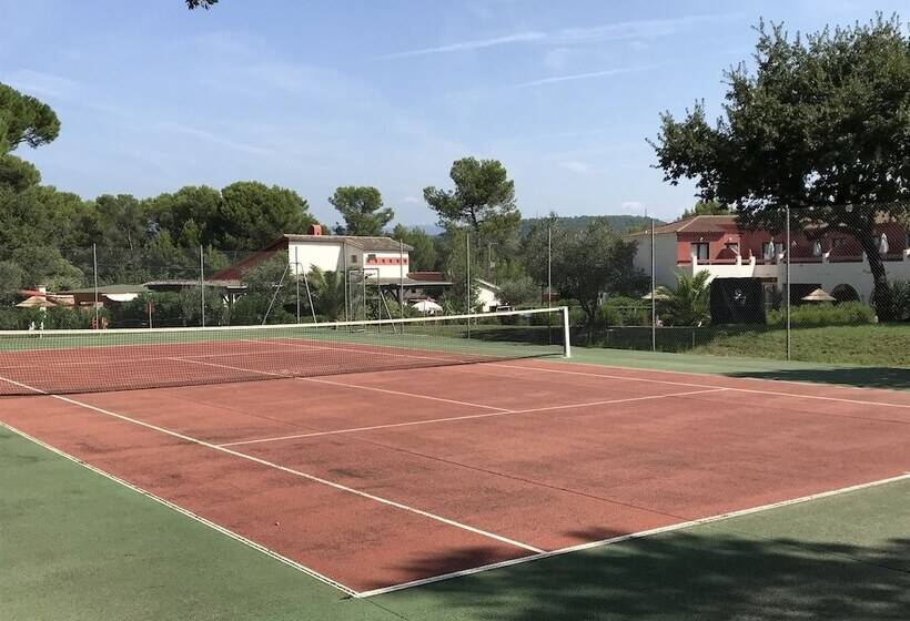 Отель Les Pins Blancs En Provence