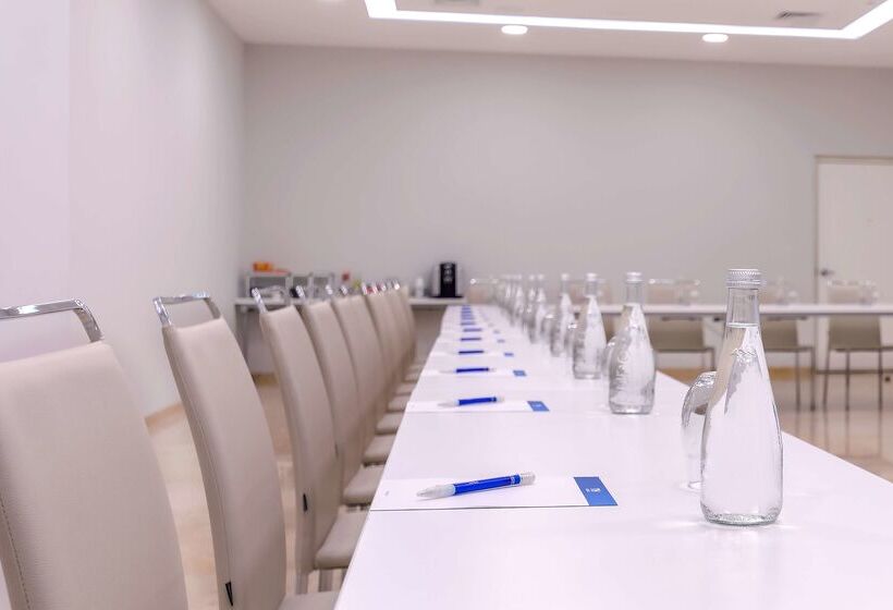 ホテル NH Puebla Finsa