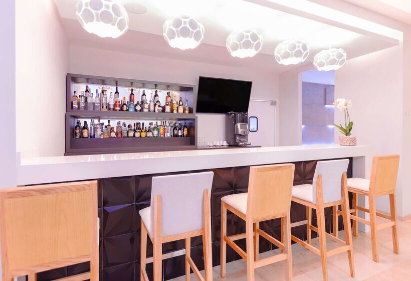 ホテル NH Puebla Finsa