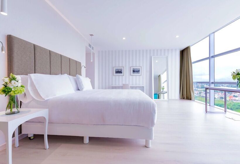 ホテル NH Puebla Finsa