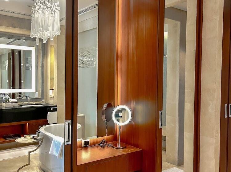 هتل Royal Saray Resort