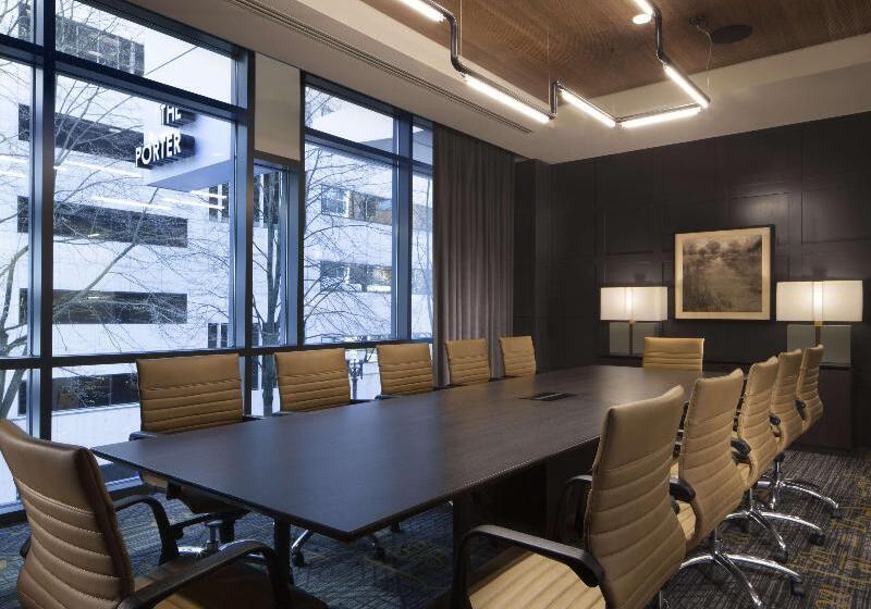 هتل The Porter Portland, Curio Collection By Hilton