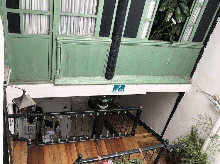 هاستل Hostal Latina