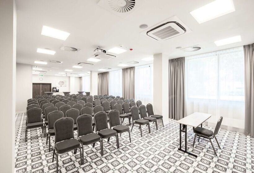 בית מלון כפרי Hampton By Hilton Oswiecim