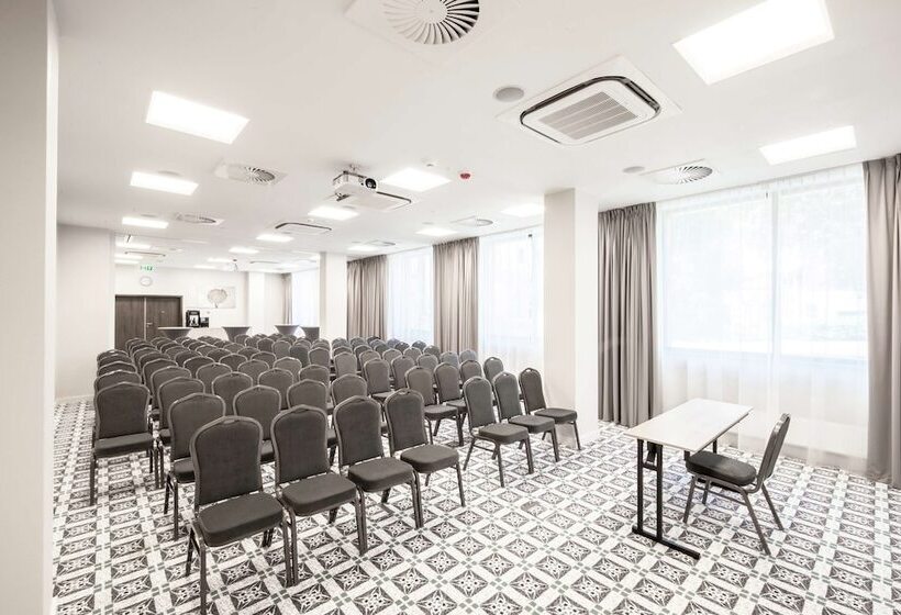 בית מלון כפרי Hampton By Hilton Oswiecim