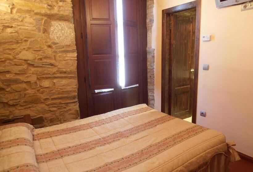 Отель Hostal Virgen De La Encina