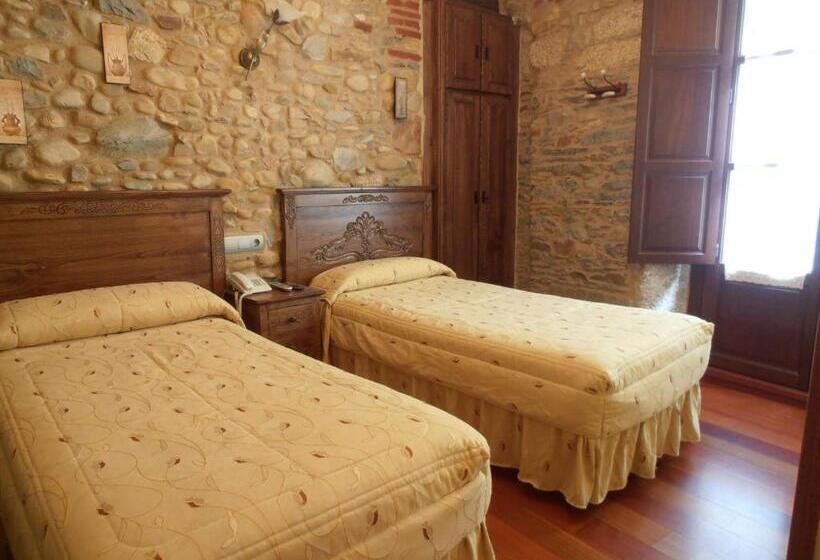 Отель Hostal Virgen De La Encina