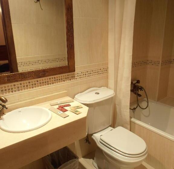 Отель Hostal Virgen De La Encina