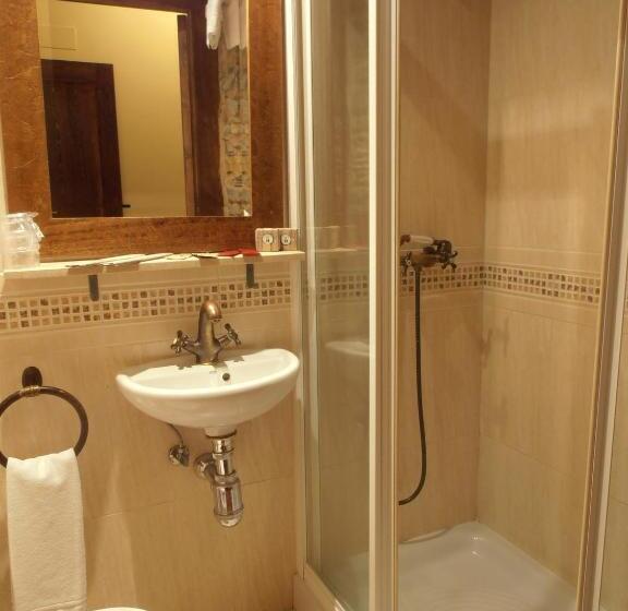 Отель Hostal Virgen De La Encina