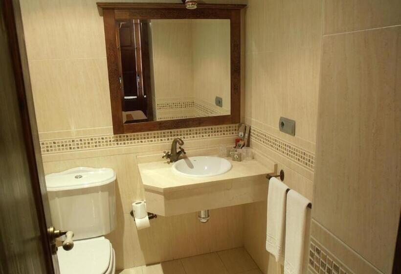 Отель Hostal Virgen De La Encina