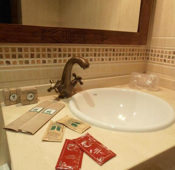 Отель Hostal Virgen De La Encina