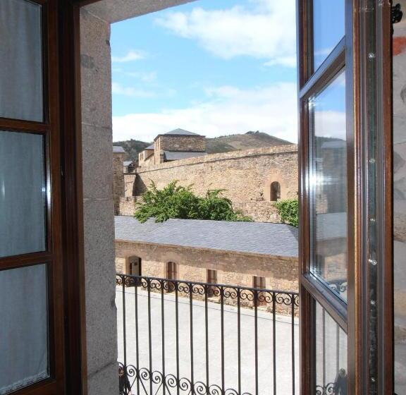 Отель Hostal Virgen De La Encina