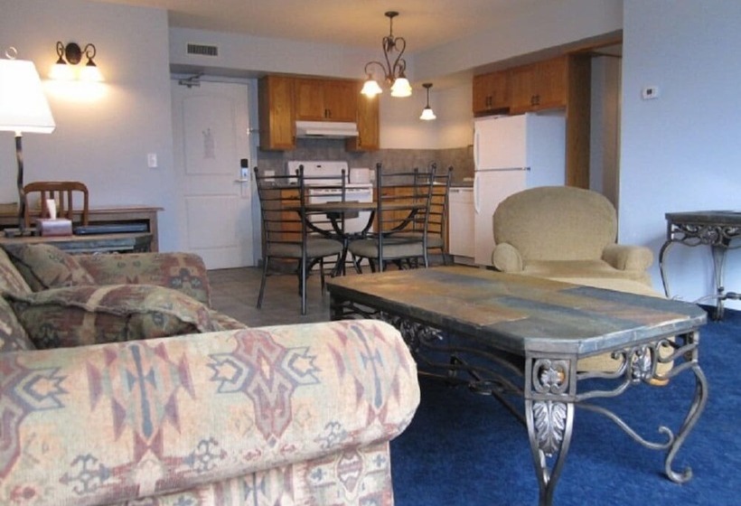 فندق Misty Mountain Inn & Suites