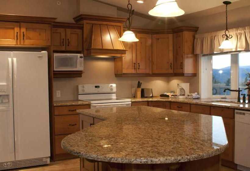 فندق Misty Mountain Inn & Suites