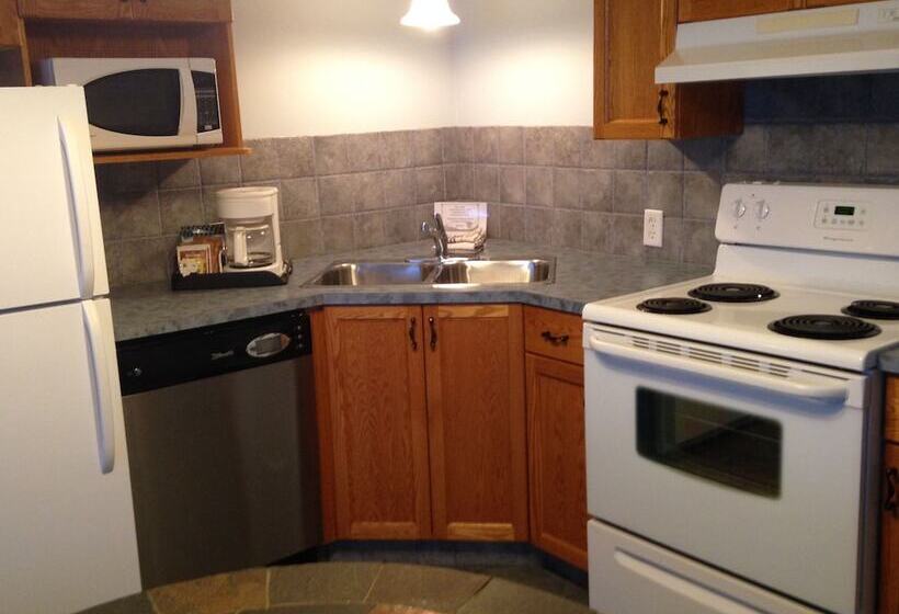 فندق Misty Mountain Inn & Suites