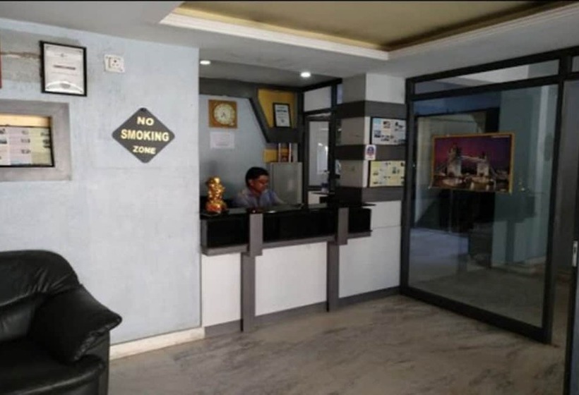 בית מלון כפרי Rajdhani Plaza